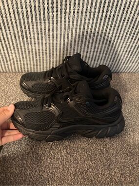 Nike V5 RNR Athletic Running Shoes